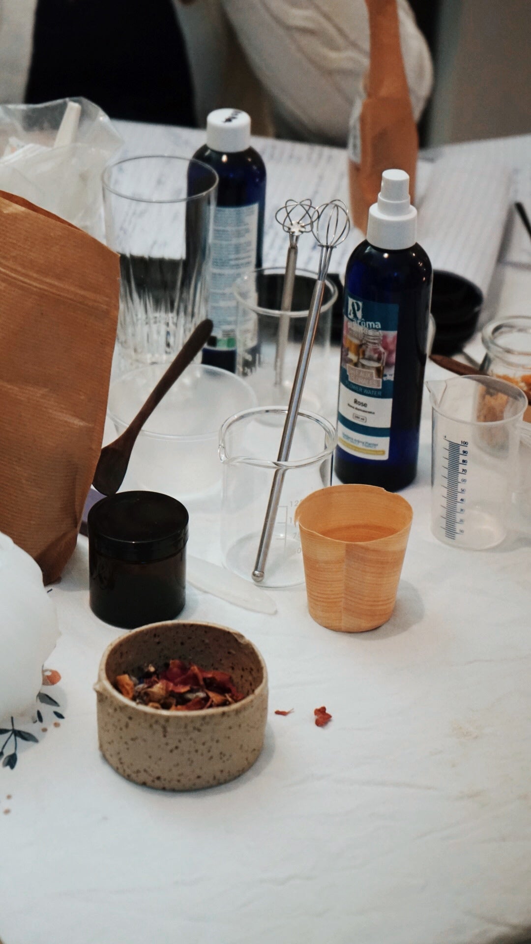 Atelier de fabrication de cosmétiques aux fleurs et plantes sauvages