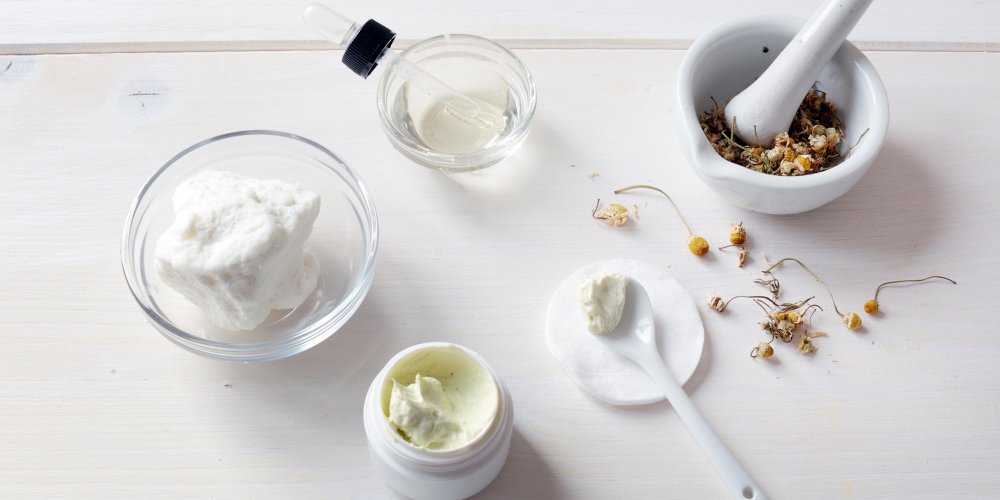 Atelier de fabrication de cosmétiques aux fleurs et plantes sauvages