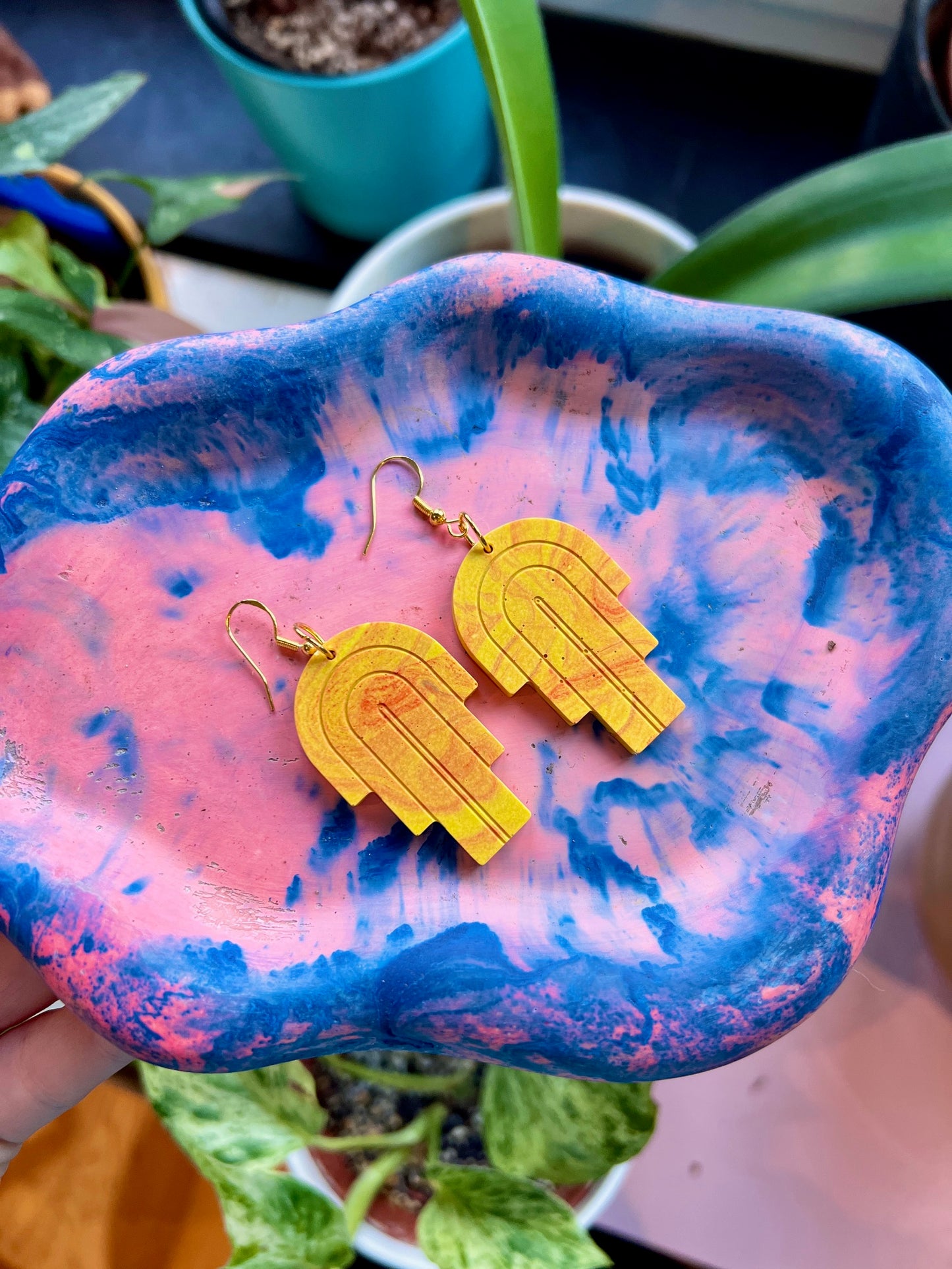 Atelier boucles d'oreille en résine