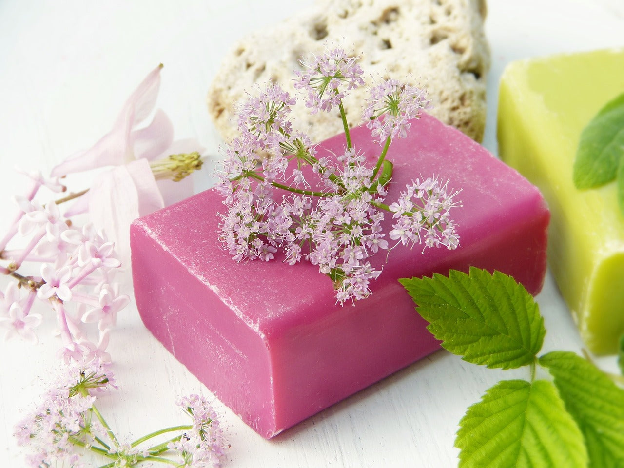 Atelier de fabrication de cosmétiques aux fleurs et plantes sauvages