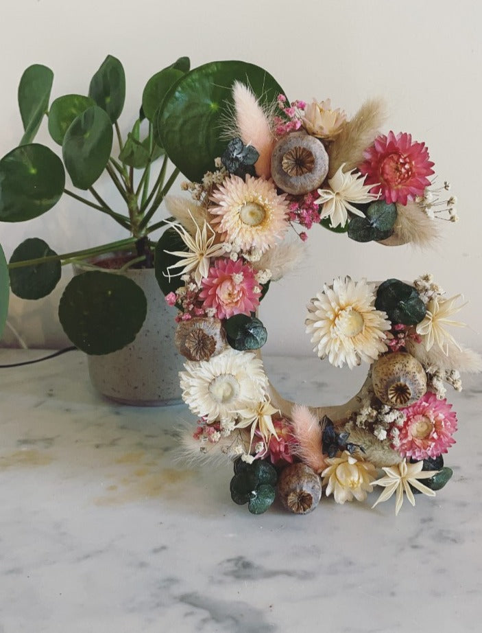 Lettre en fleurs séchées