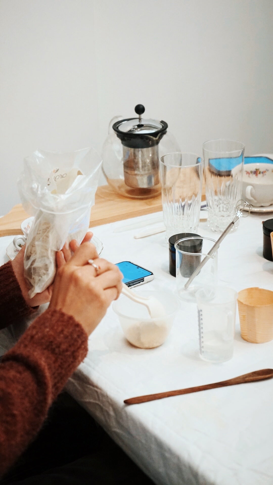 Atelier de fabrication de cosmétiques aux fleurs et plantes sauvages