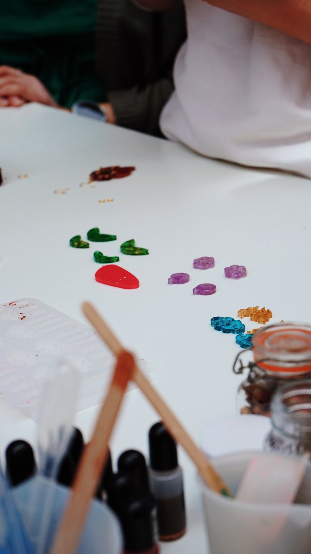 Atelier - Fabrication de boucles d’oreilles en résine avec des fleurs séchées