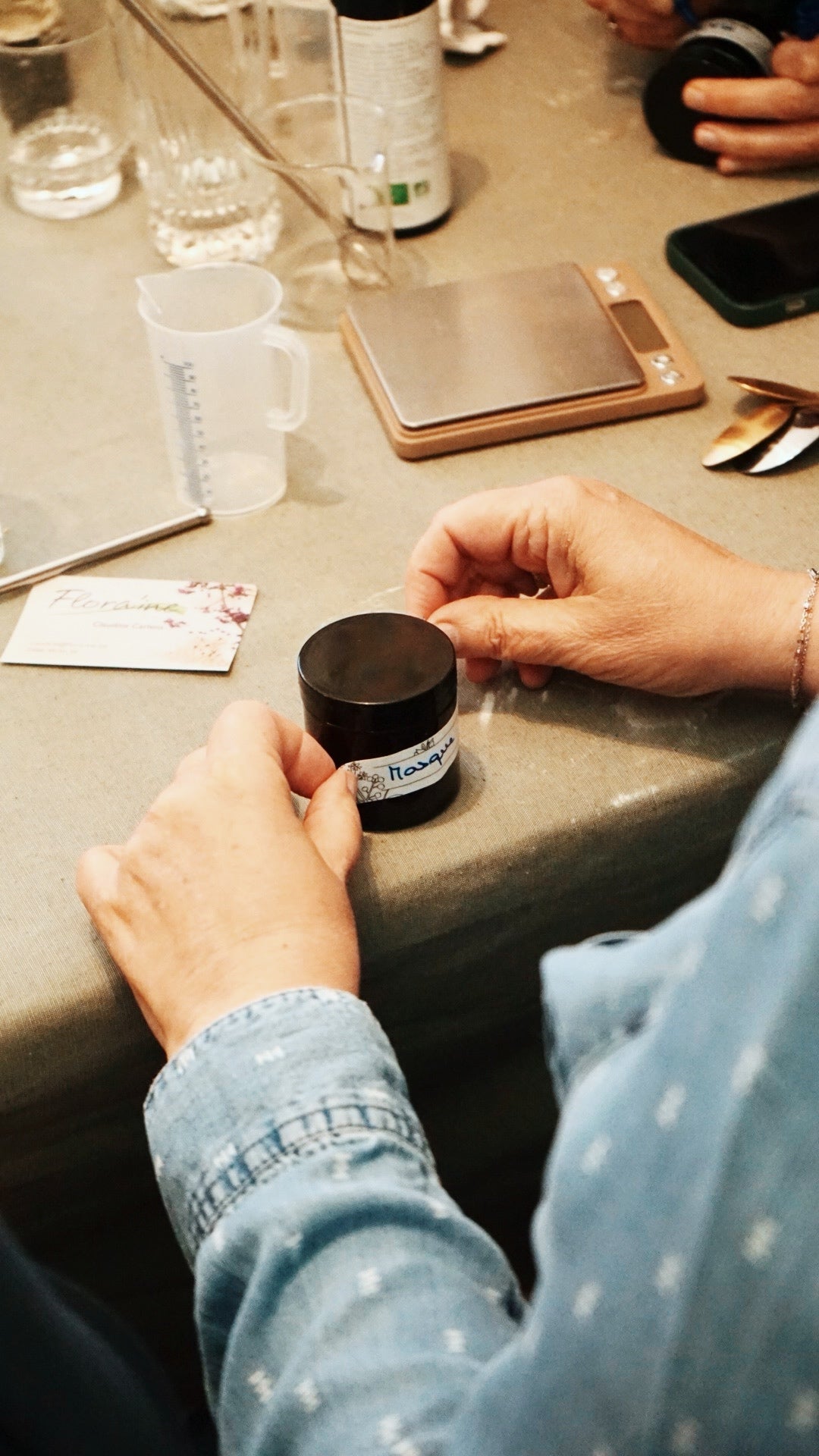 Atelier de fabrication de cosmétiques aux fleurs et plantes sauvages