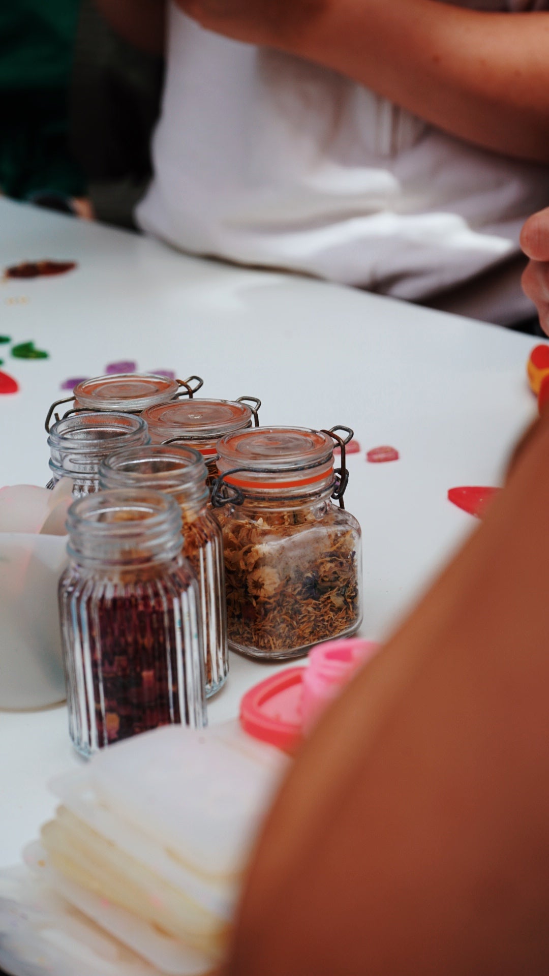 Atelier - Fabrication de boucles d’oreilles en résine avec des fleurs séchées