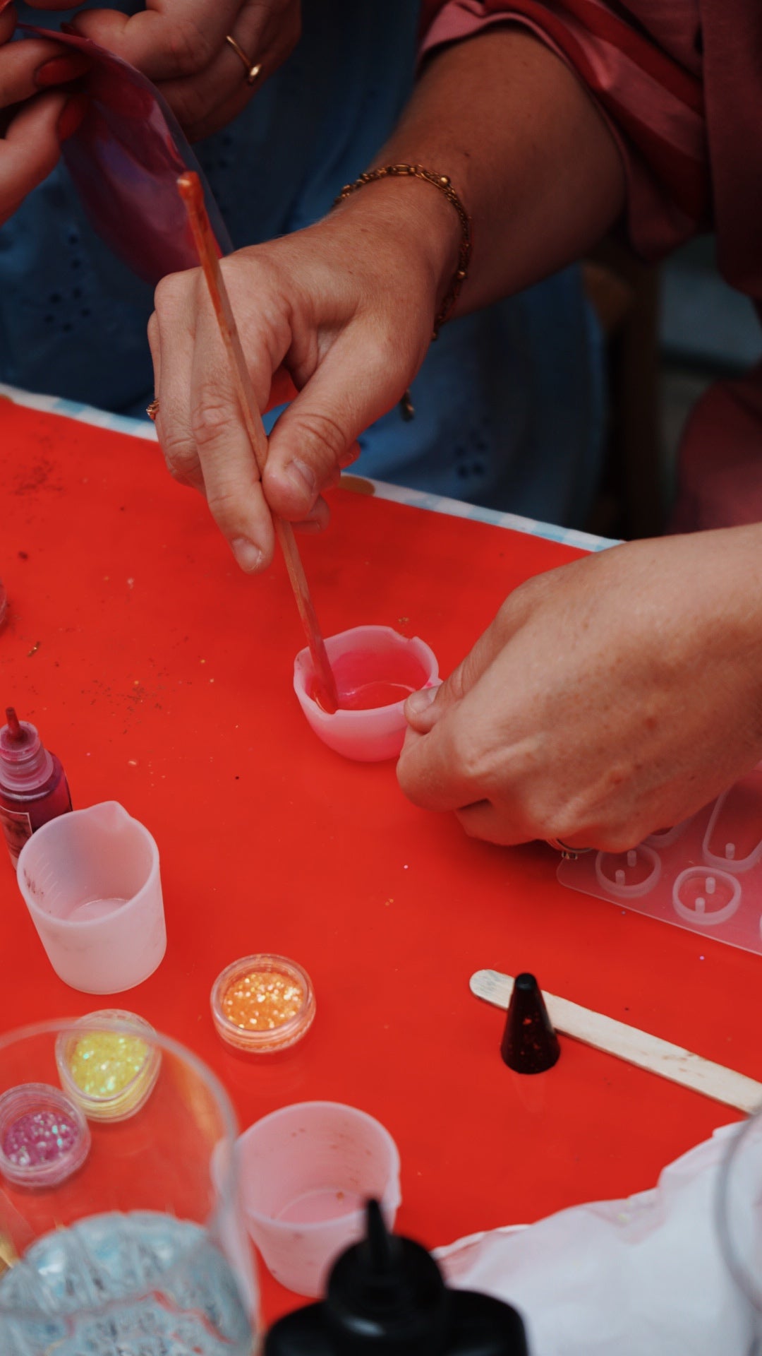 Atelier - Fabrication de boucles d’oreilles en résine avec des fleurs séchées