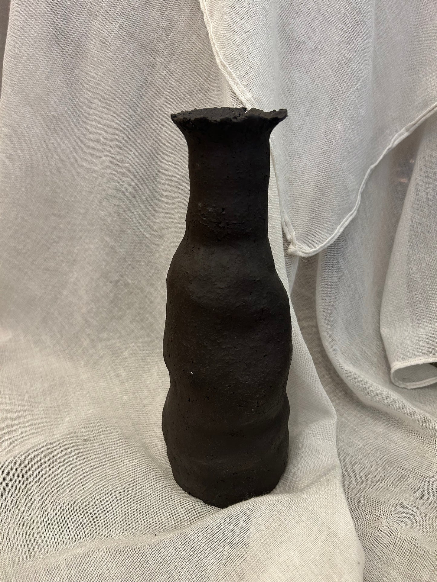 Vase céramique noir asymétrique