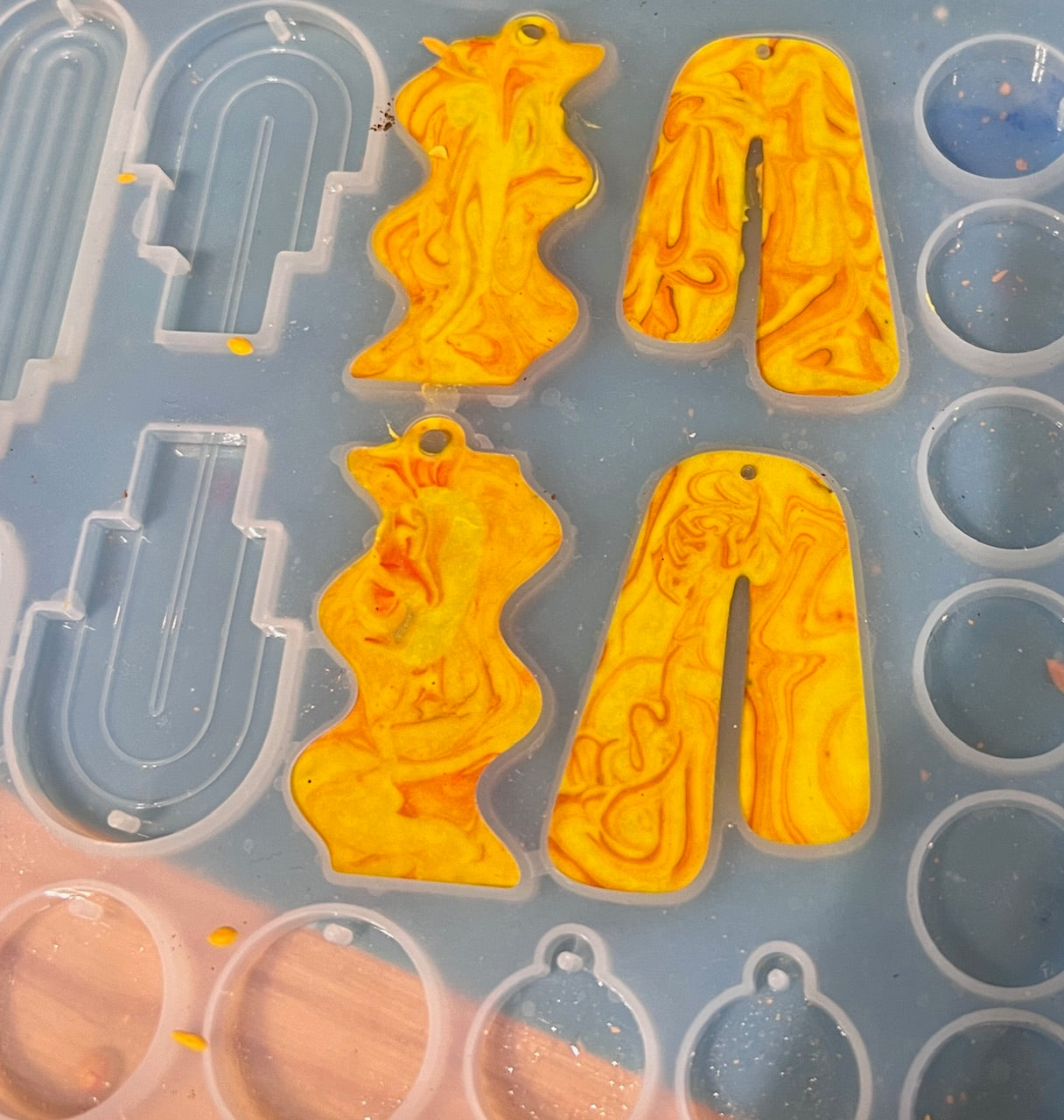 Atelier boucles d'oreille en résine