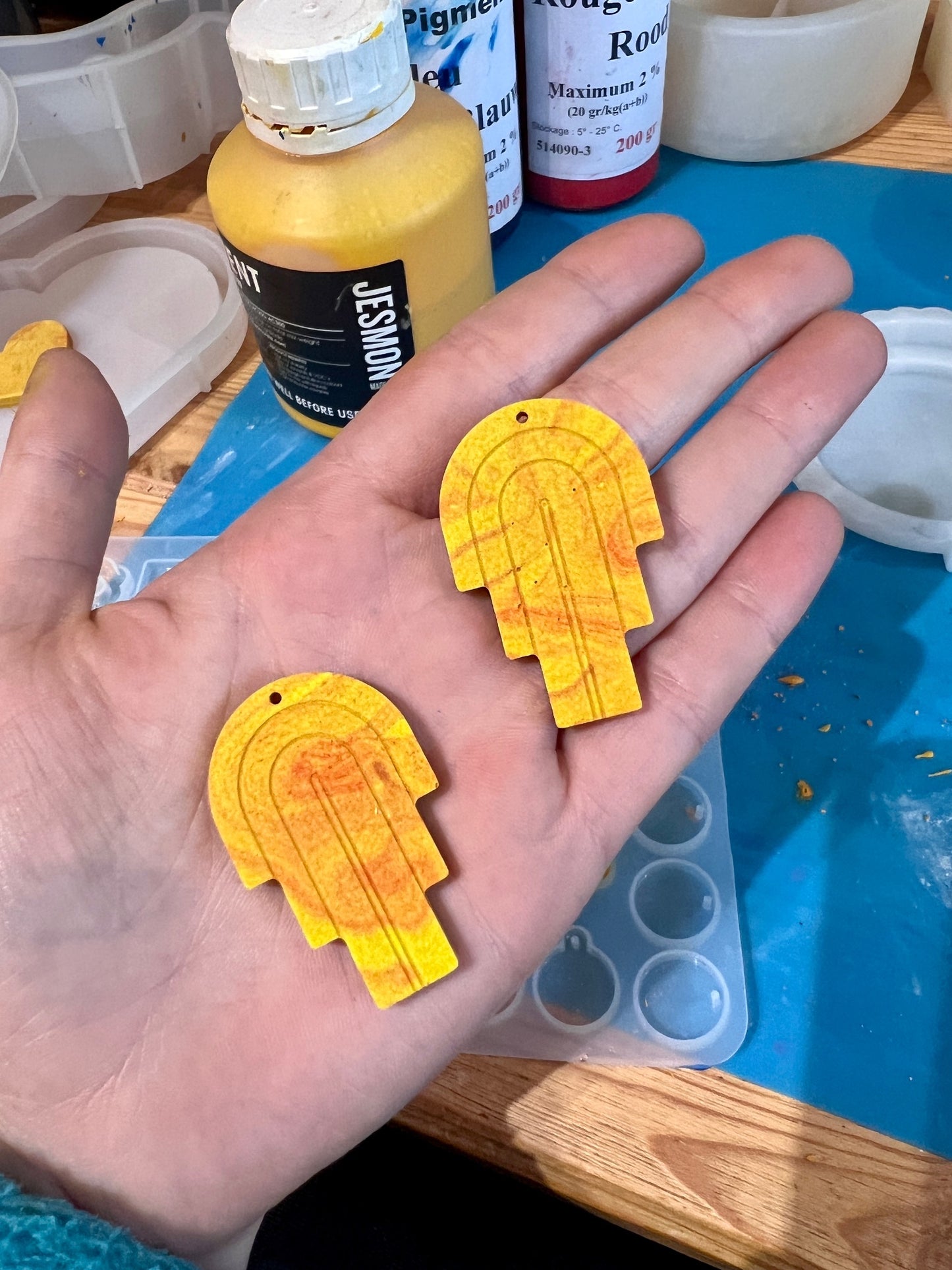 Atelier boucles d'oreille en résine