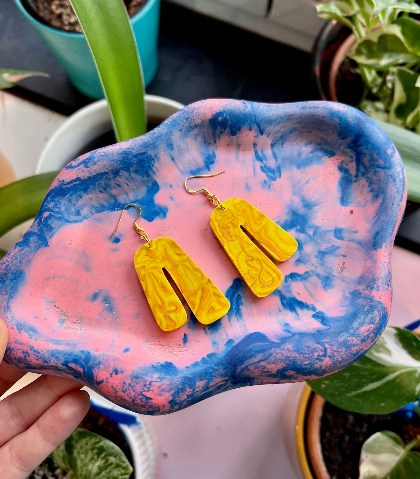 Atelier boucles d'oreille en résine