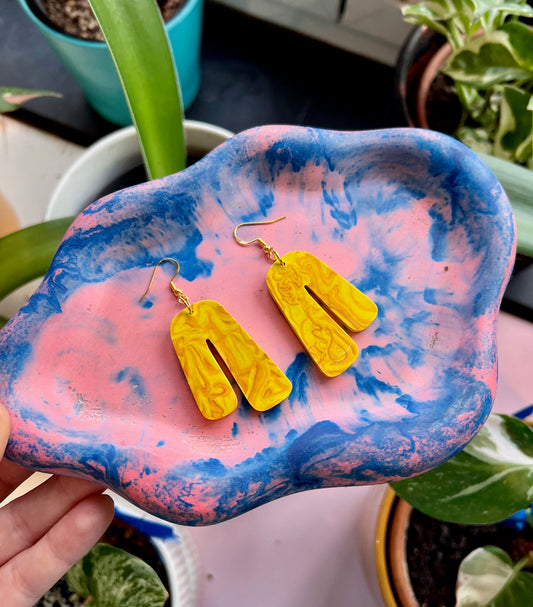 Atelier boucles d'oreille en résine